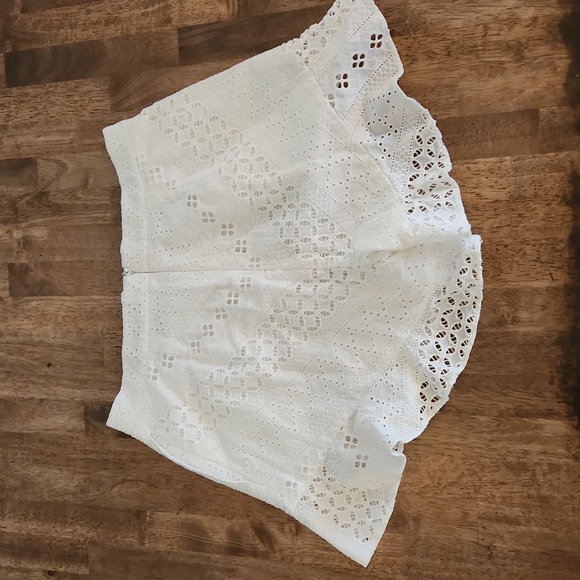 NWOT BCBG MAXAZRIA Eyelet Lace Short - Size Small - Picture 4 of 13